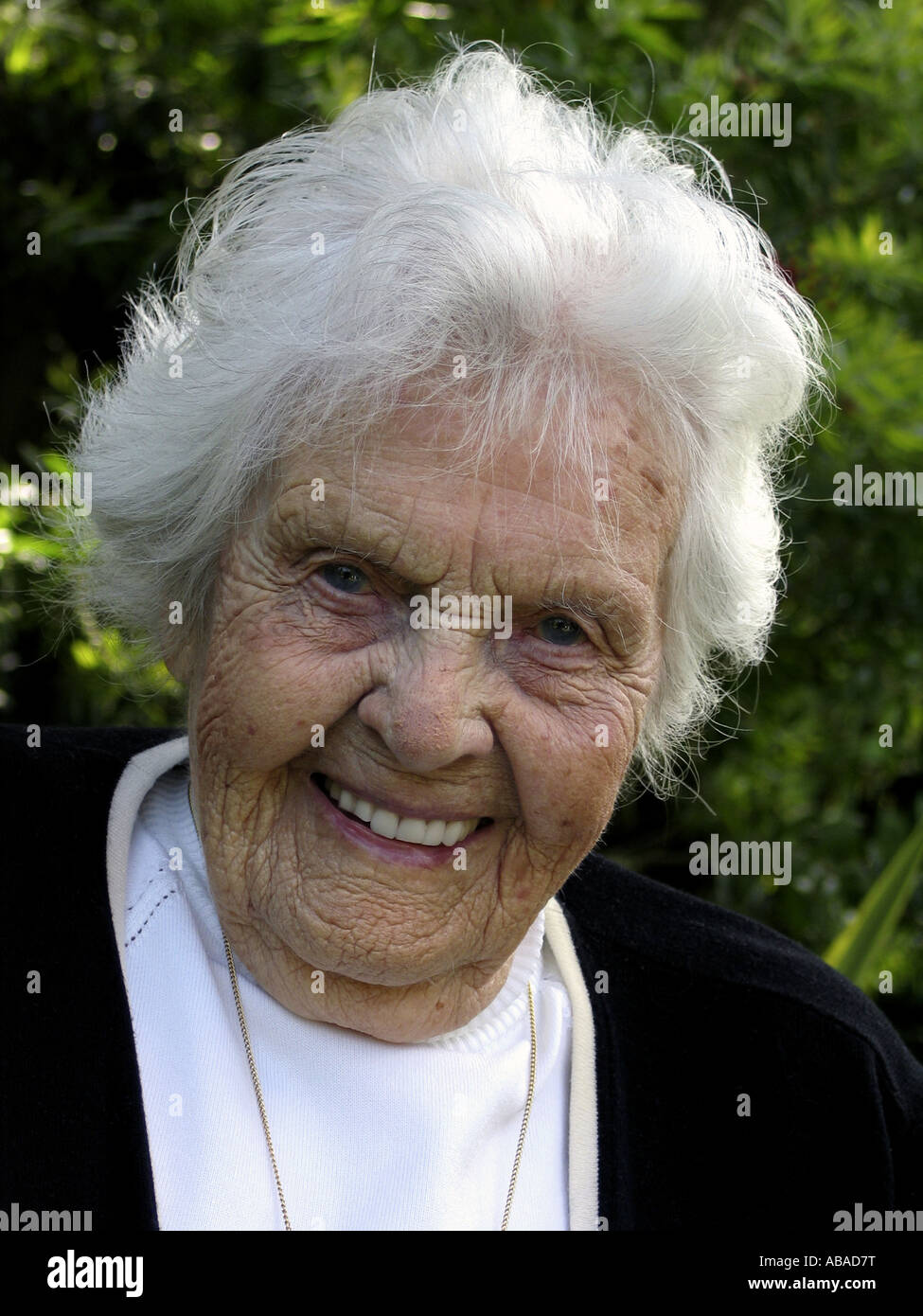 Ein Lächeln auf den Lippen, ältere Dame in Nahaufnahme Stockfoto