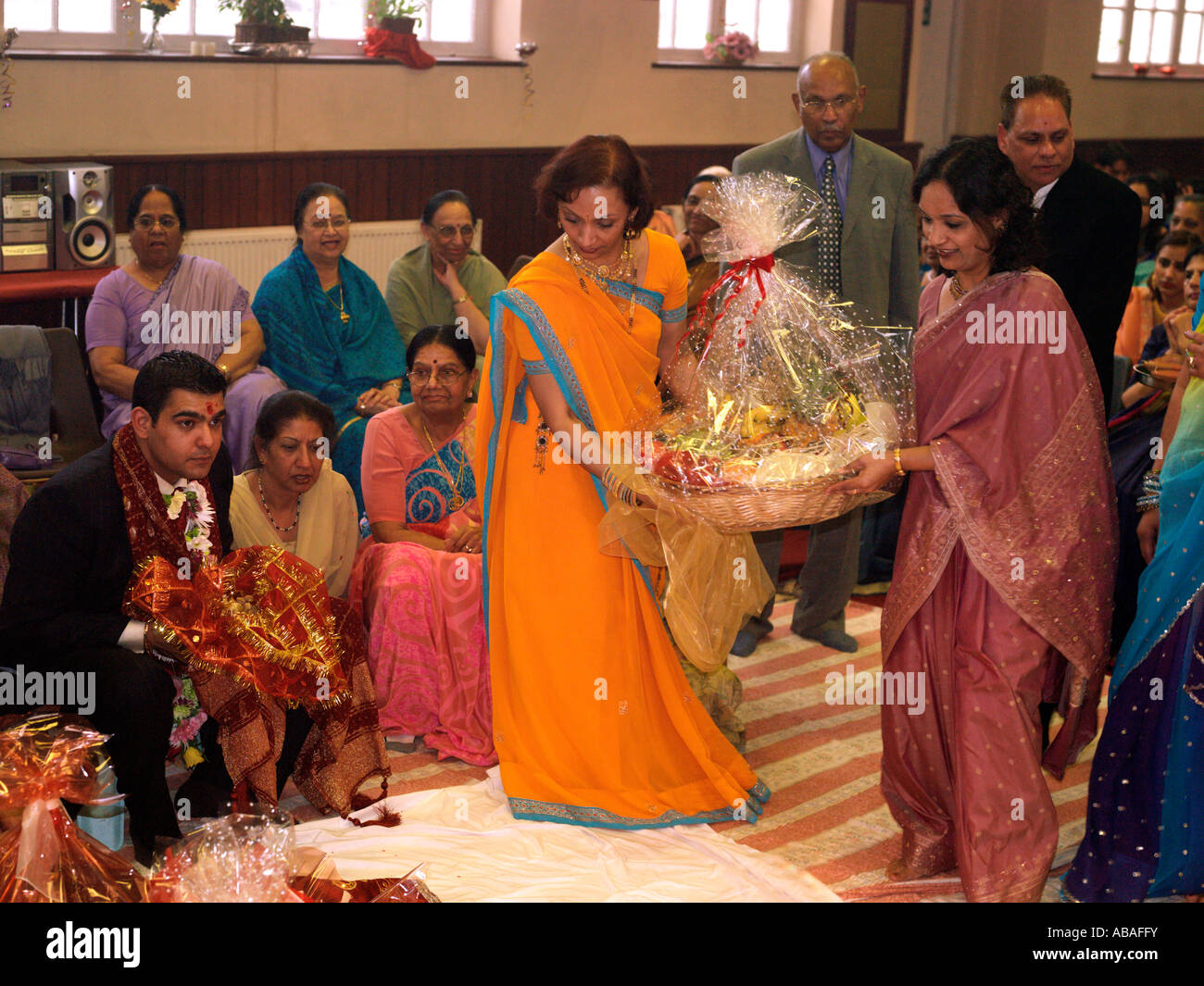 Gäste, die Vorlage Geschenke während der hinduistischen Verlobungsfeier in der hinduistischen Gesellschaft Wimbledon London England Stockfoto