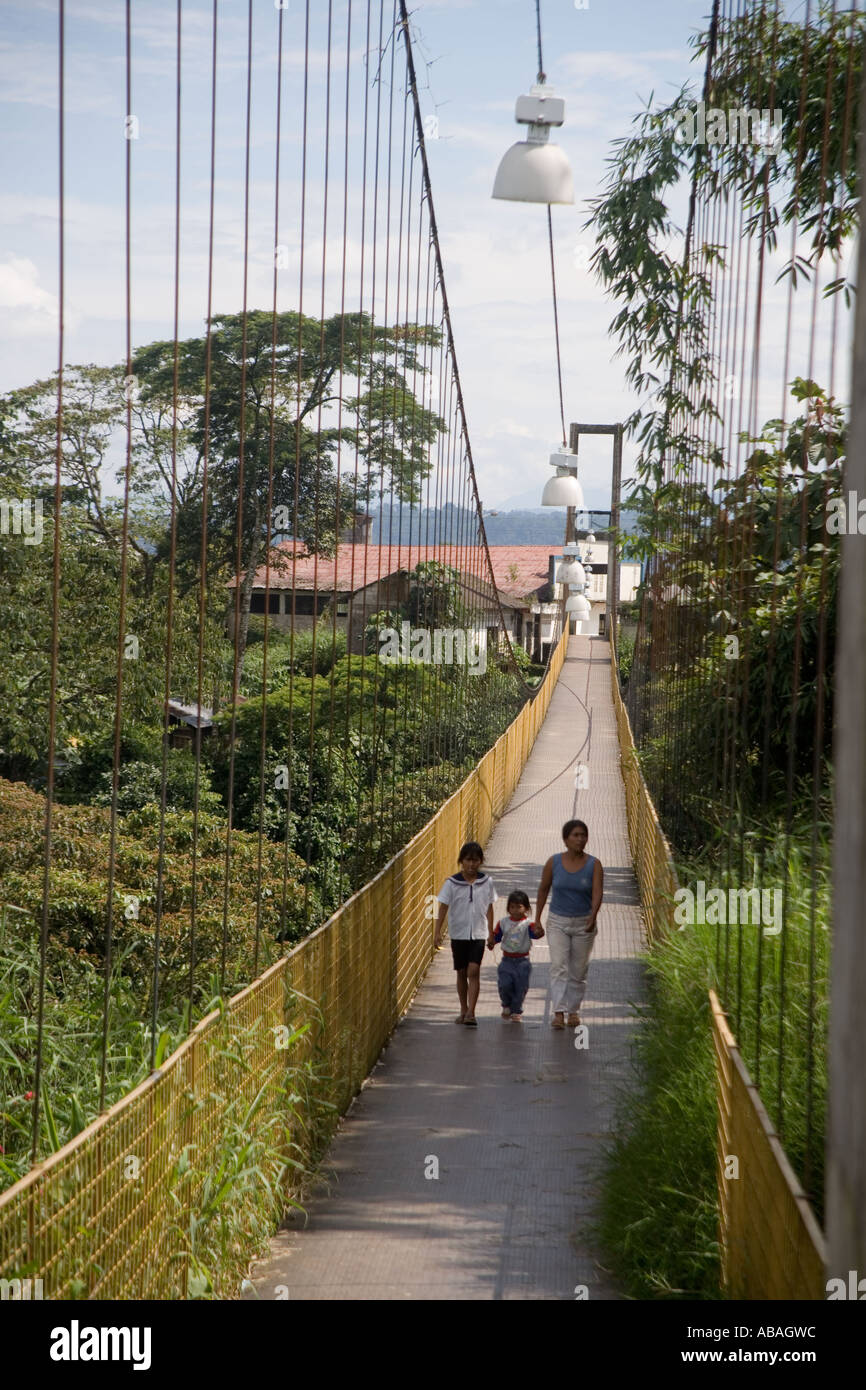 Eine Metall swing Bridge in der kleinen Stadt von Shell in der Orient-Region von Ecuador Südamerika Stockfoto