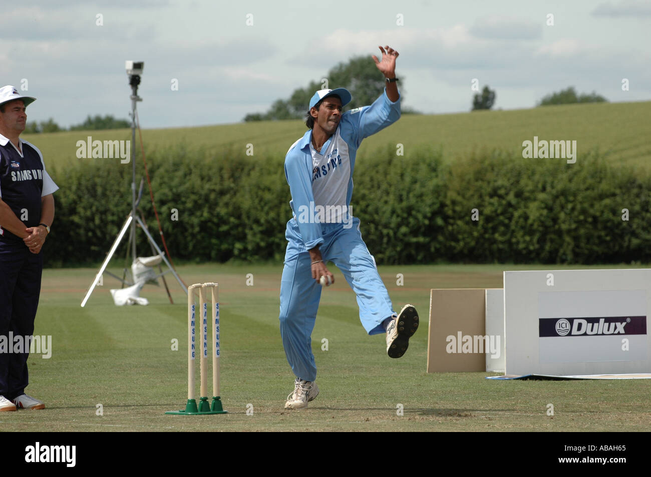 SAMSUNG SUPER-FÄHIGKEITEN CRICKET AUF SHENLEY CRICKET ZENTRUM 210505 LAXMI BALIJI SPIELEN FÜR INDIEN Stockfoto