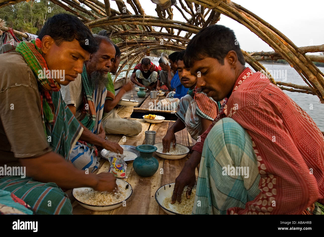 Honig-Sammler, frühstücken Sie in ihrem kleinen Boot. Sie leben in dieses Boot zwei Monate Honig sammeln in Sunderbans. Stockfoto