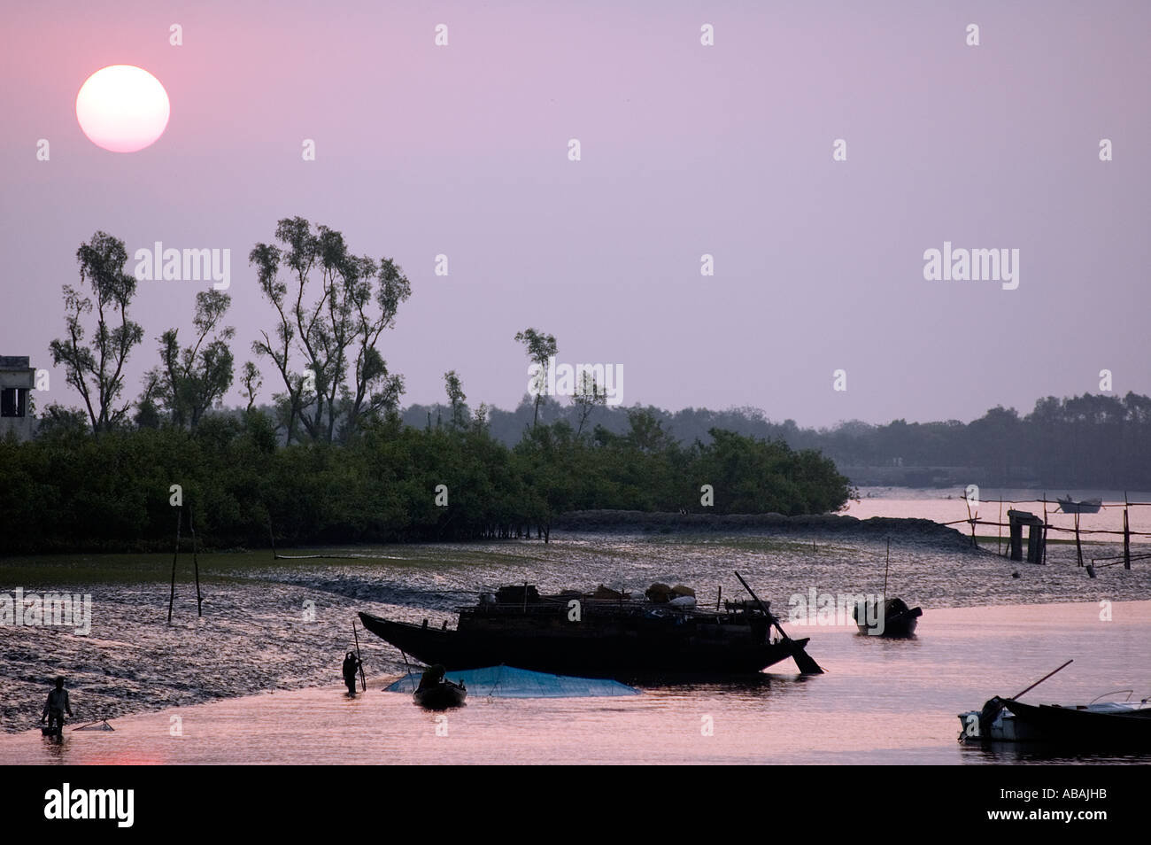 Sonnenaufgang über dem Ufer des Shibsha Flusses, Bangladesch. Stockfoto