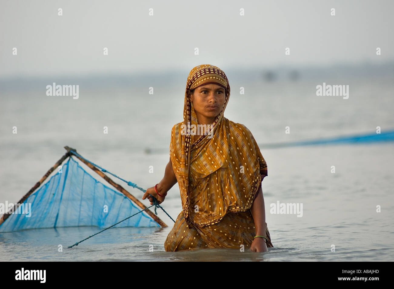 Frau zieht eine Garnele Larven net in Burigualini, Bangladesch. Stockfoto
