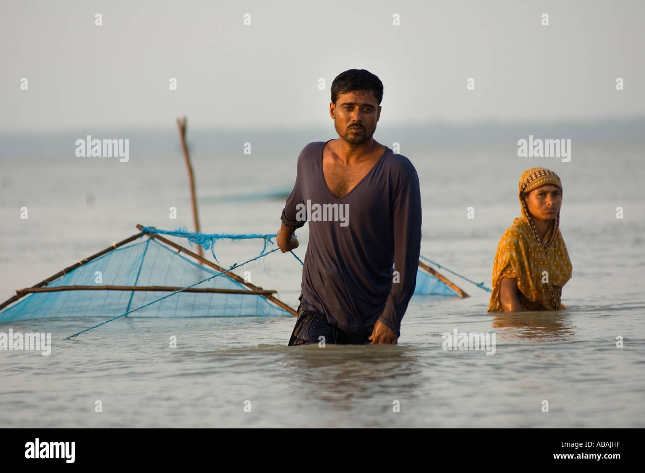 Leute ziehen Garnelen Larven Netze in Burigualini, Bangladesch. Stockfoto