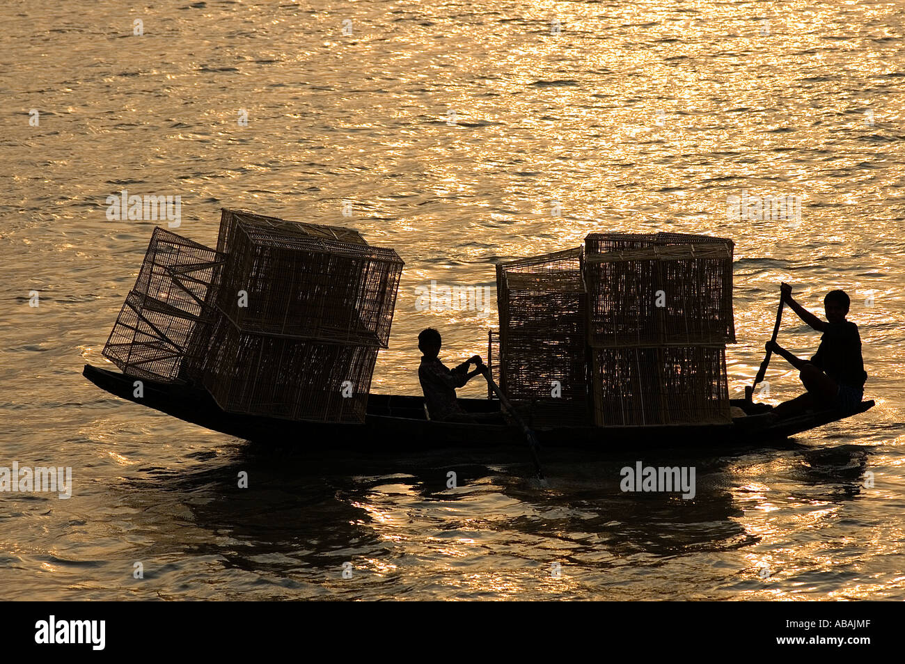 Boot mit Reusen in Shibsha Fluss, Bangladesch. Stockfoto