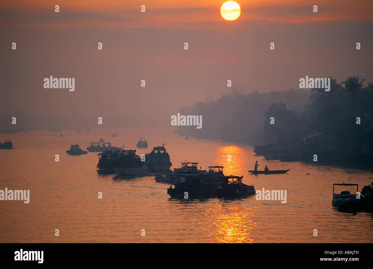 Boote auf dem Fluss in der Morgendämmerung im Mekong-Delta Ben Tre Provinz Vietnam Stockfoto