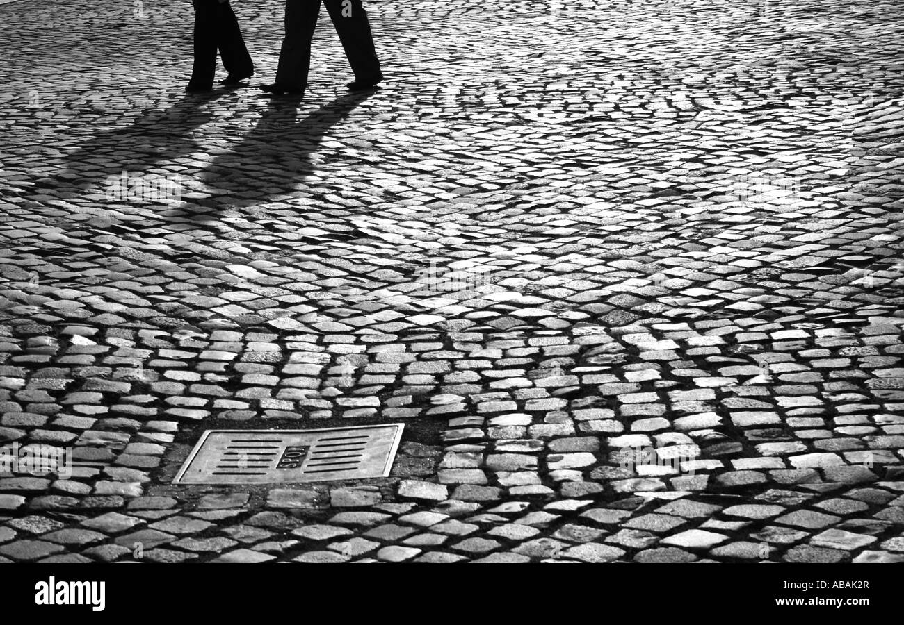 Alte Römerstraße mit dem Schatten von zwei Personen Stockfoto