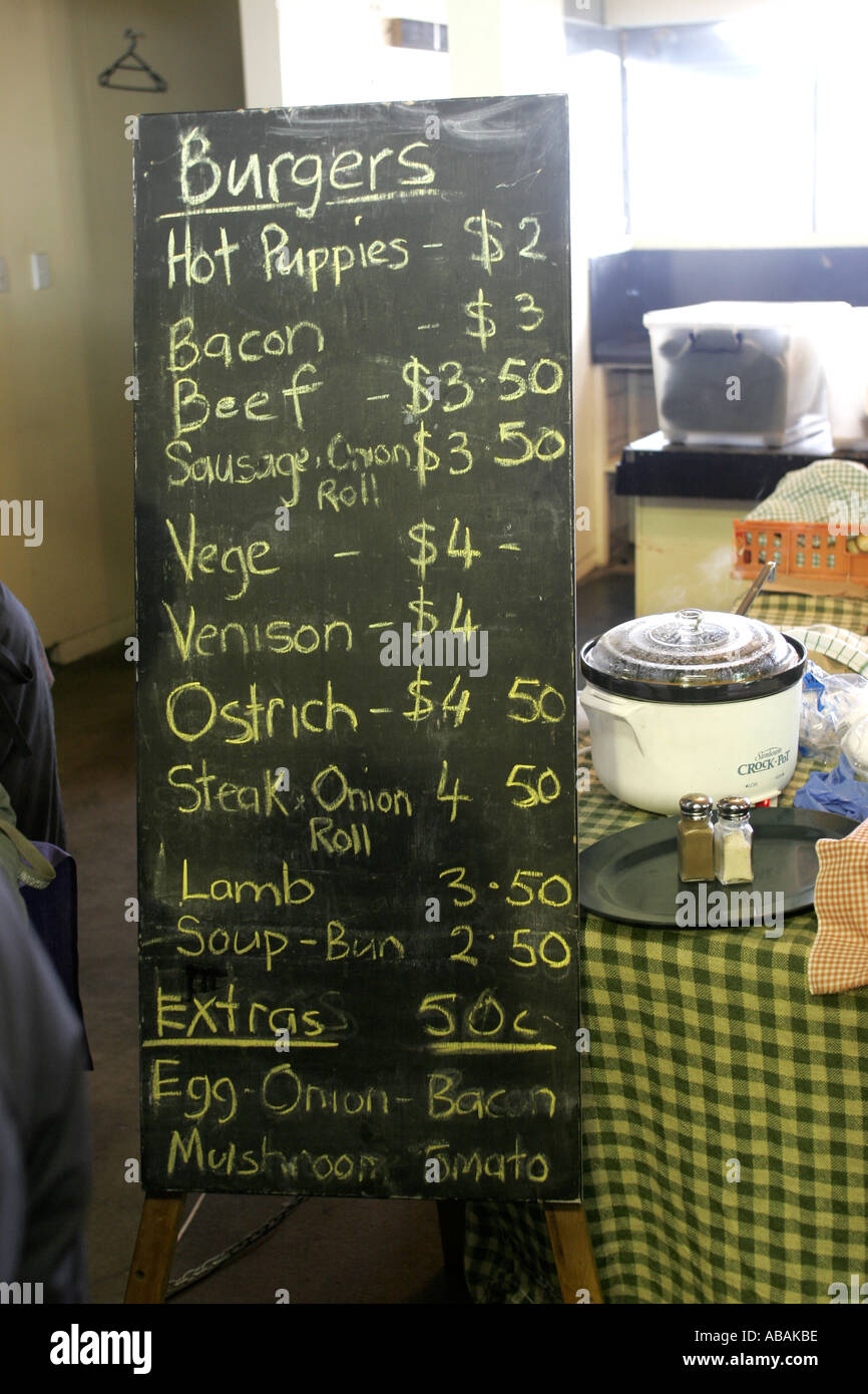 Speisen zum Mitnehmen-Schild am New Zealand Bauernmarkt Werbung verschiedener Arten von Burgern Stockfoto