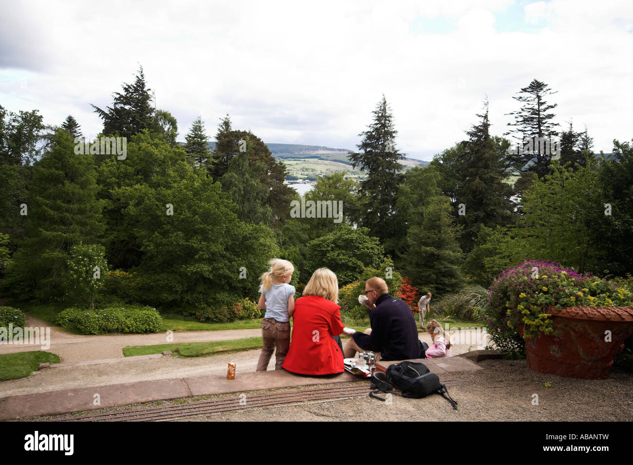 Familie mit einem Picknick, Brodick Castle erdet, Arran, Westküste von Schottland, Vereinigtes Königreich Stockfoto