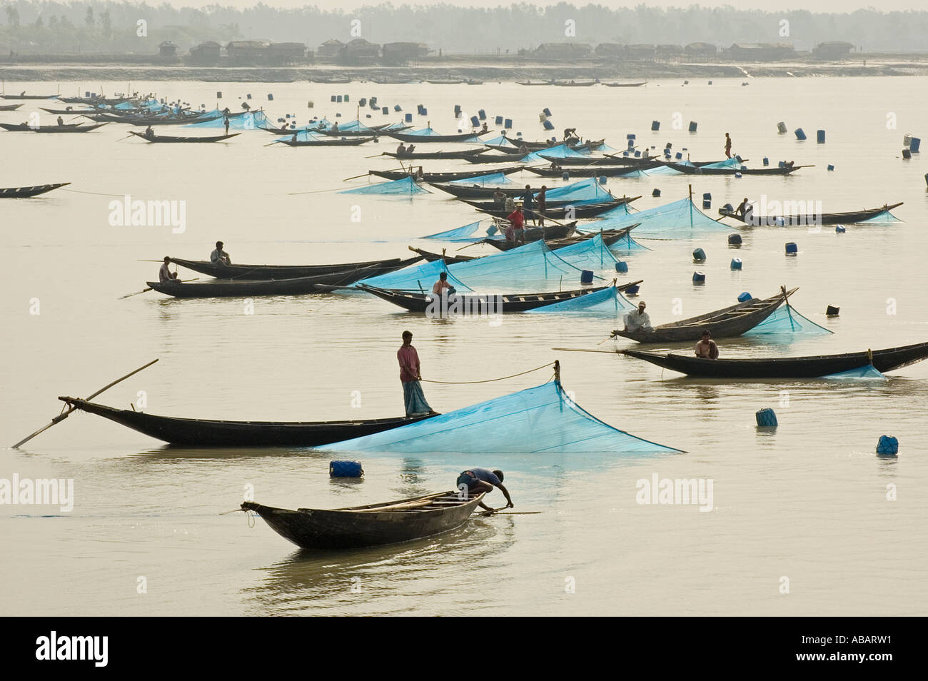 Angelboote/Fischerboote richten Sie ihre Garnelen Larven (BRJ) Netze in Shibsha Fluss, Bangladesch. Stockfoto