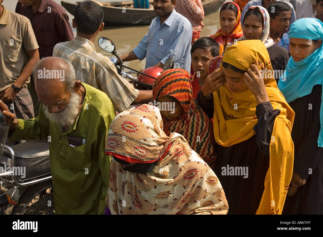 Bangladeshi Leute aussteigen aus einer kleinen Fähre in Khulna. Stockfoto