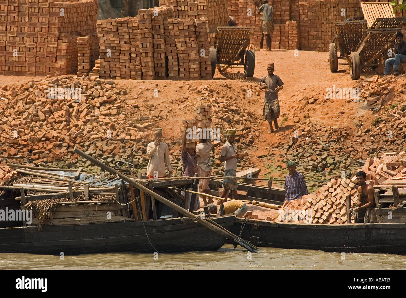 Männer arbeiten in einer Ziegelfabrik, Khulna Bangladesch. Stockfoto