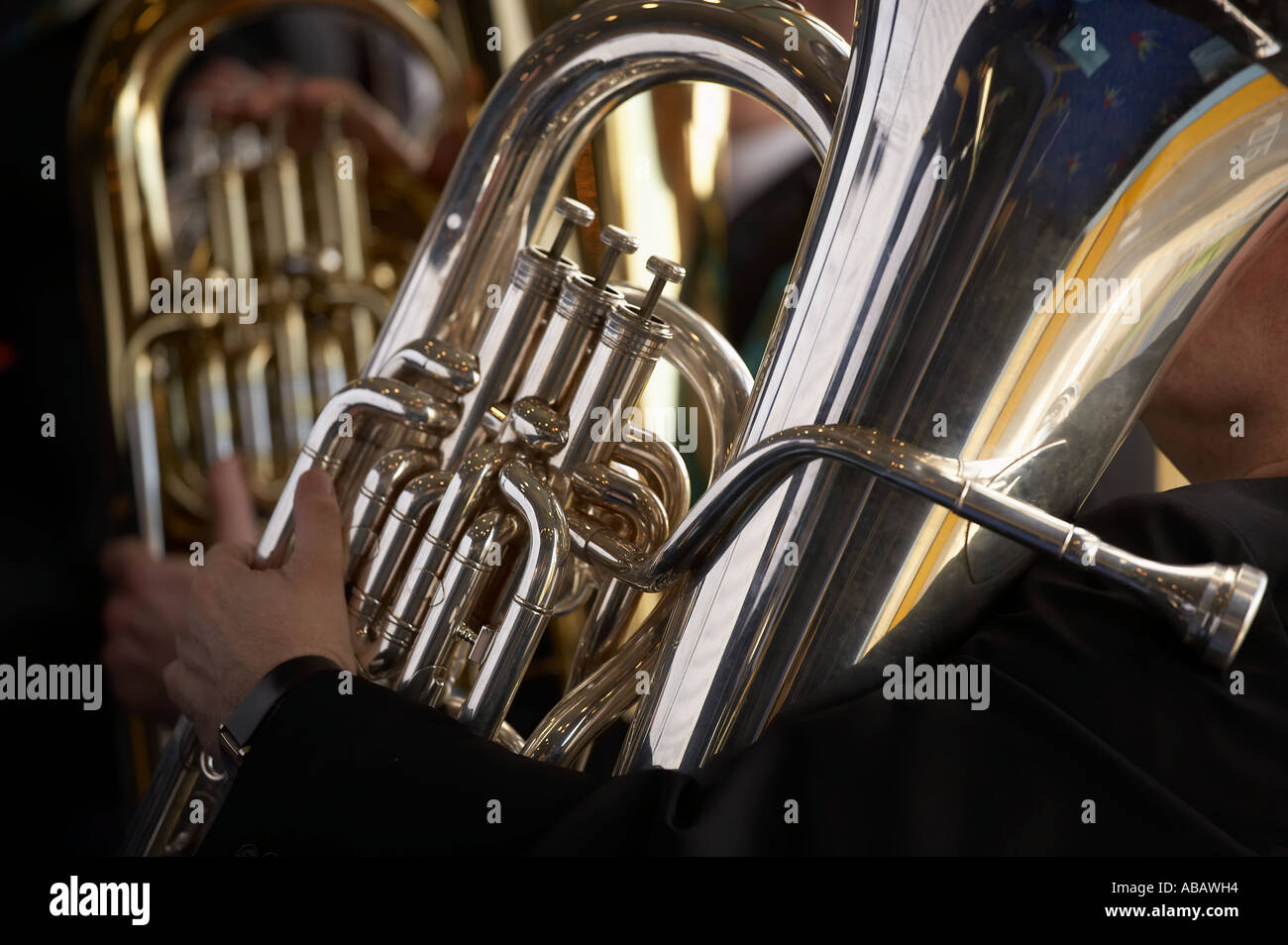 TUBA-SPIELER IN BRASS-BAND Stockfoto