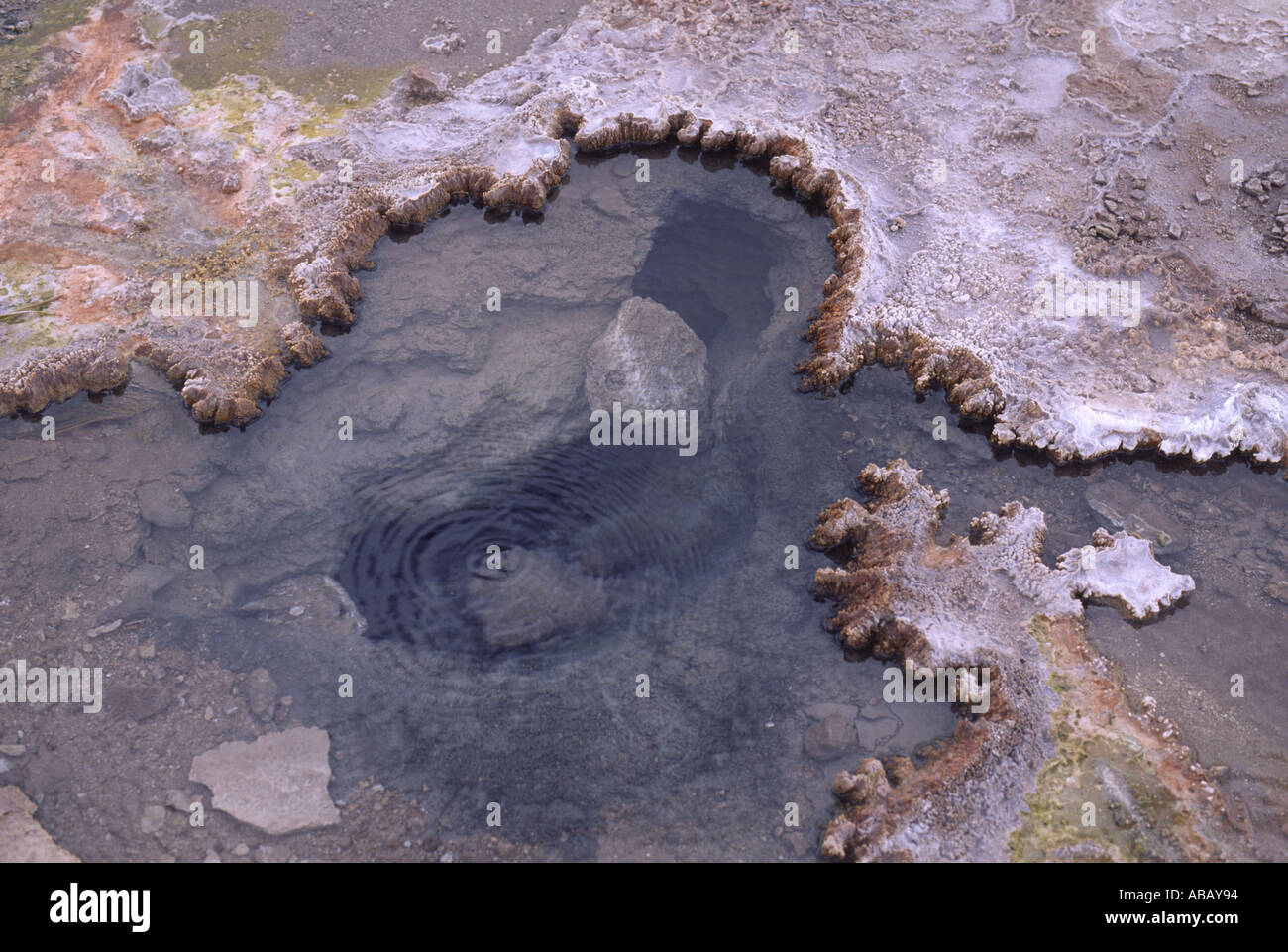 Ein Blick in das klare, kochend heißes Wasser von einer geothermischen Quelle am Tatio Geysire in Chiles Atacama-Wüste. Stockfoto