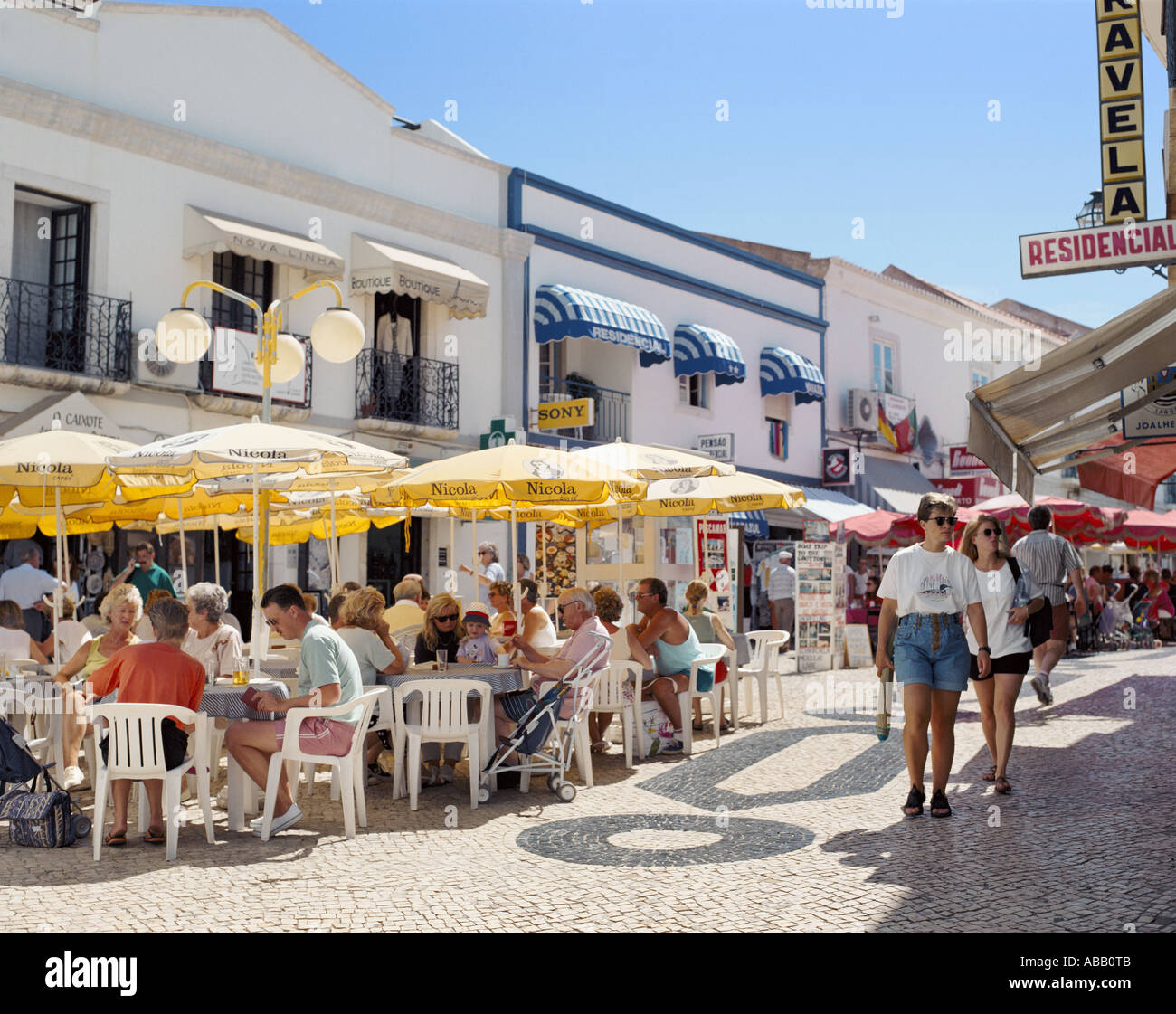 Portugal, Algarve, Lagos, Restaurant, Tische im Freien zu Mittag Stockfoto