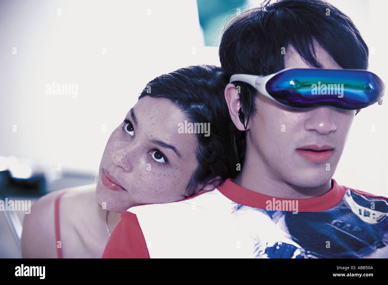 Paar mit einer virtual-Reality-Kopfhörer Stockfoto