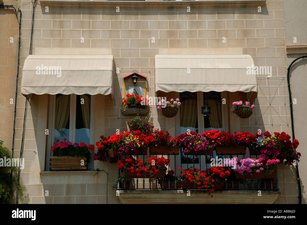 Apartments mit Balkon und bunten Blumen Sitges Costa Dorada-Katalonien-Spanien-Europa Stockfoto