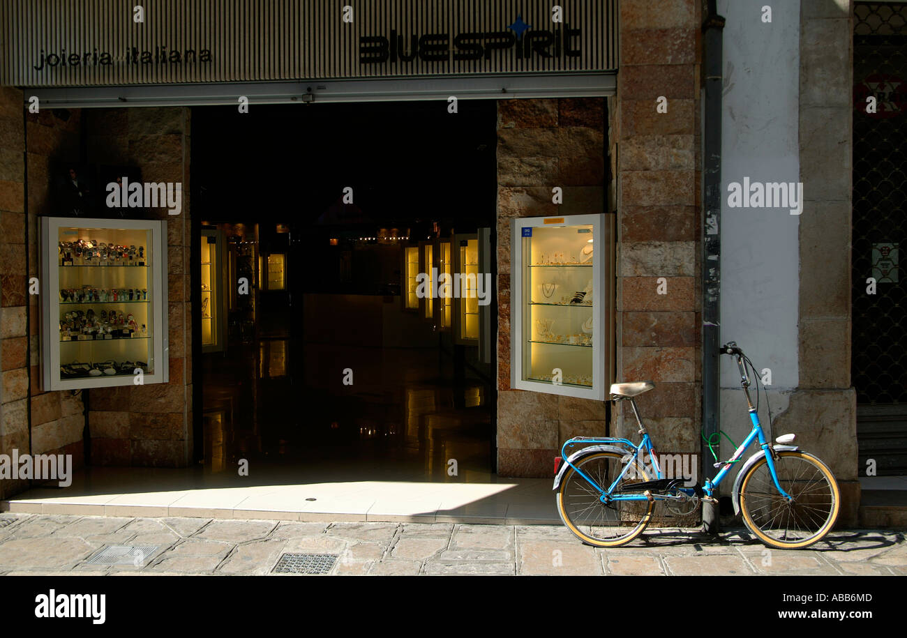 Blaue Fahrrad stützte sich auf Wand vor Juwelier Geschäft, Sitges Costa Daurada Katalonien Spanien Europa Stockfoto