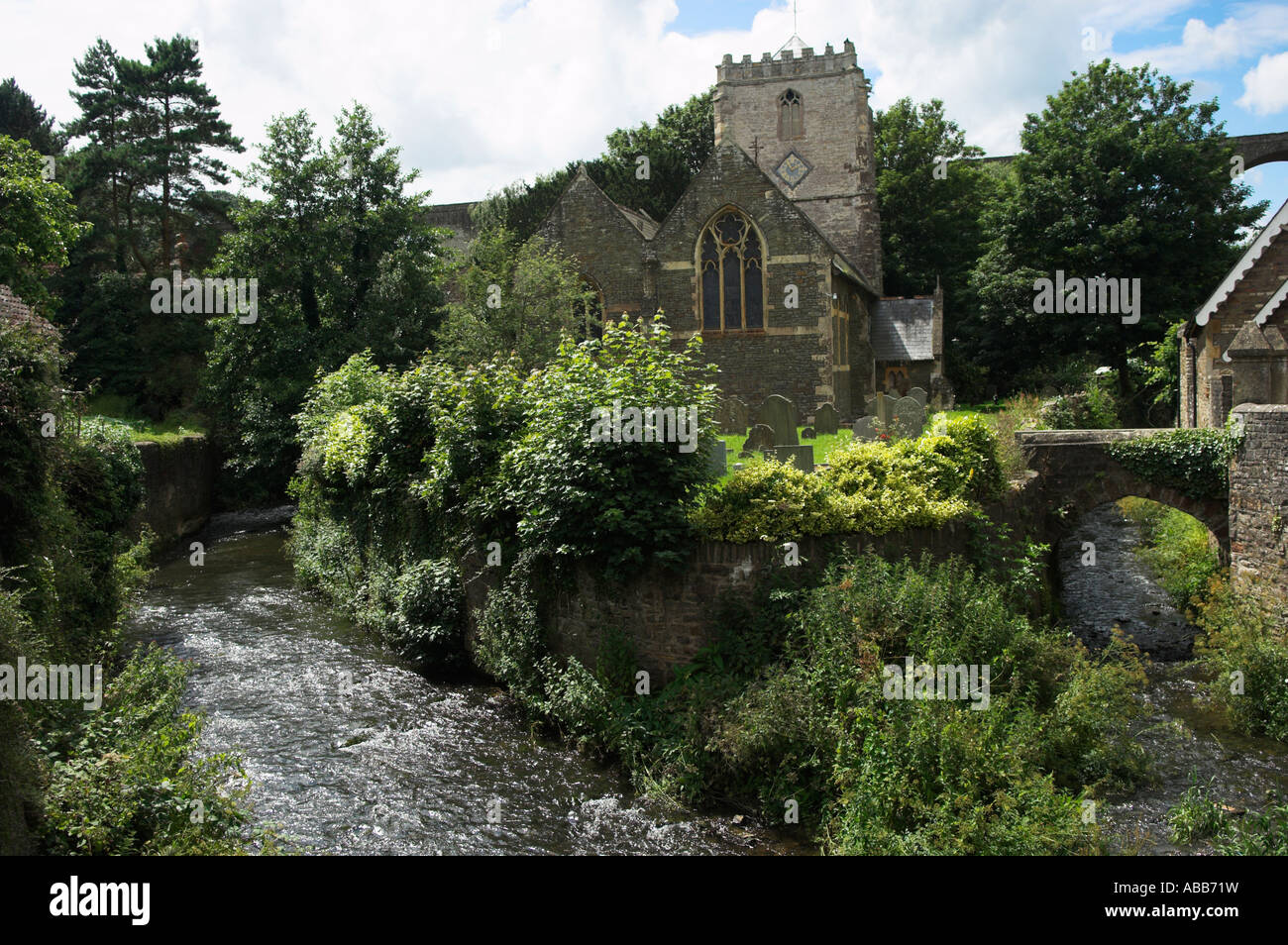Fluss Chew und Pfarrei Kirche aller Heiligen Pensford Stockfoto