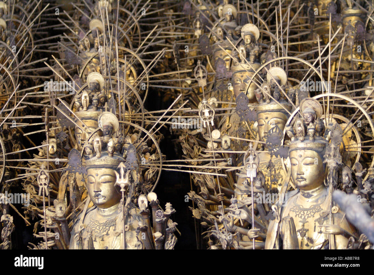 Buddha-Statuen im Inneren Sanjusangendo-Tempel, Kyoto, Japan Stockfoto
