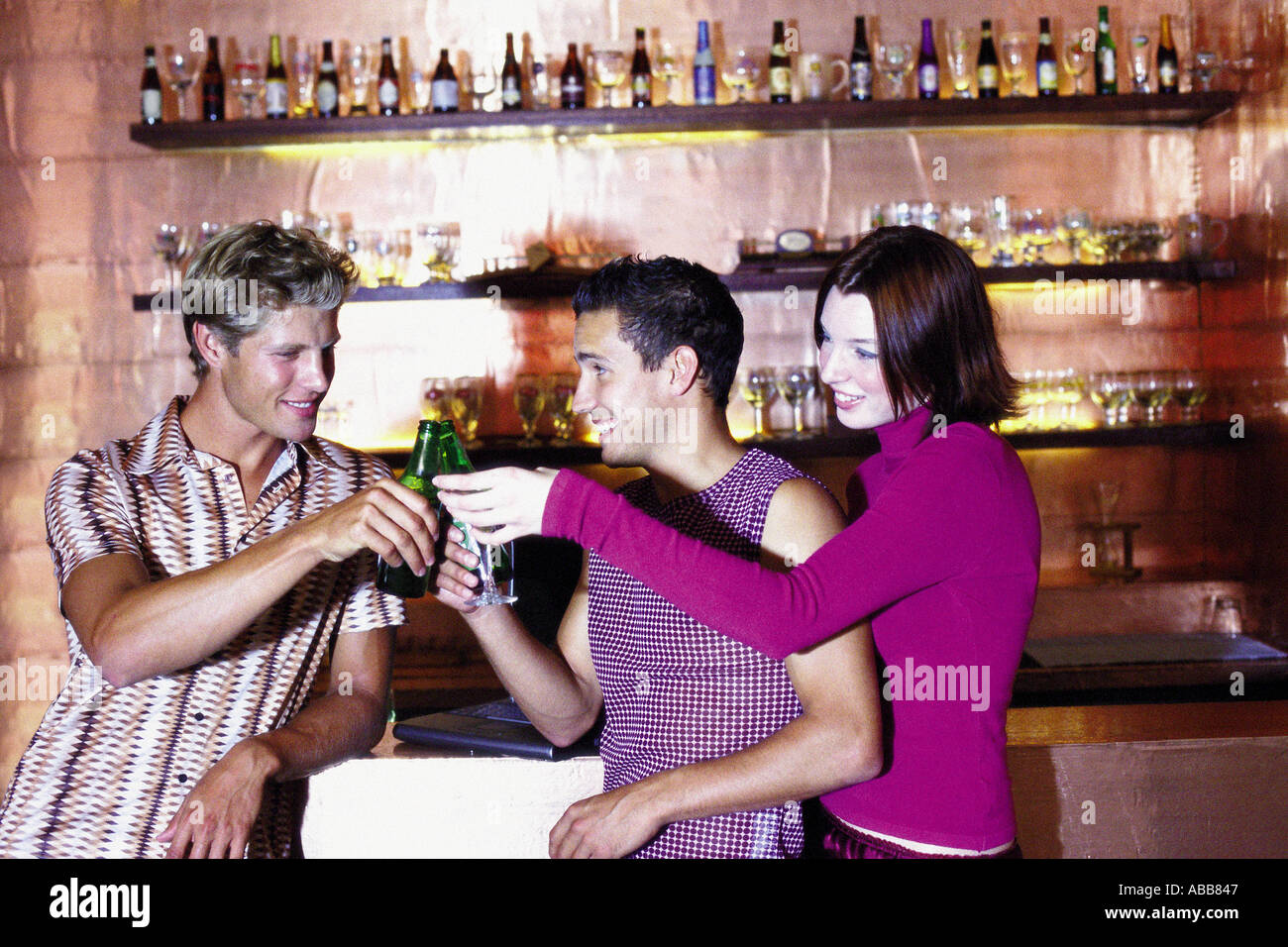 Жена в баре рассказ. Анекдот вывеска. Девушка в баре. Девушка сидит за барной стойкой. Женщина в баре.