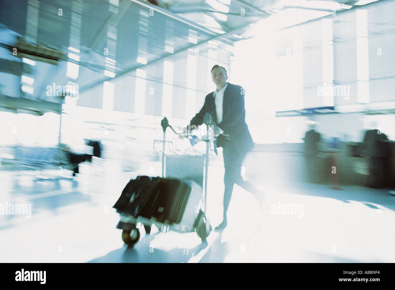 Geschäftsmann, Rauschen im Flughafen-terminal Stockfoto