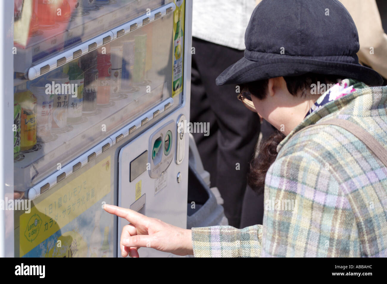 Ältere Frauen mit einem Automaten, Kyoto, Japan Stockfoto