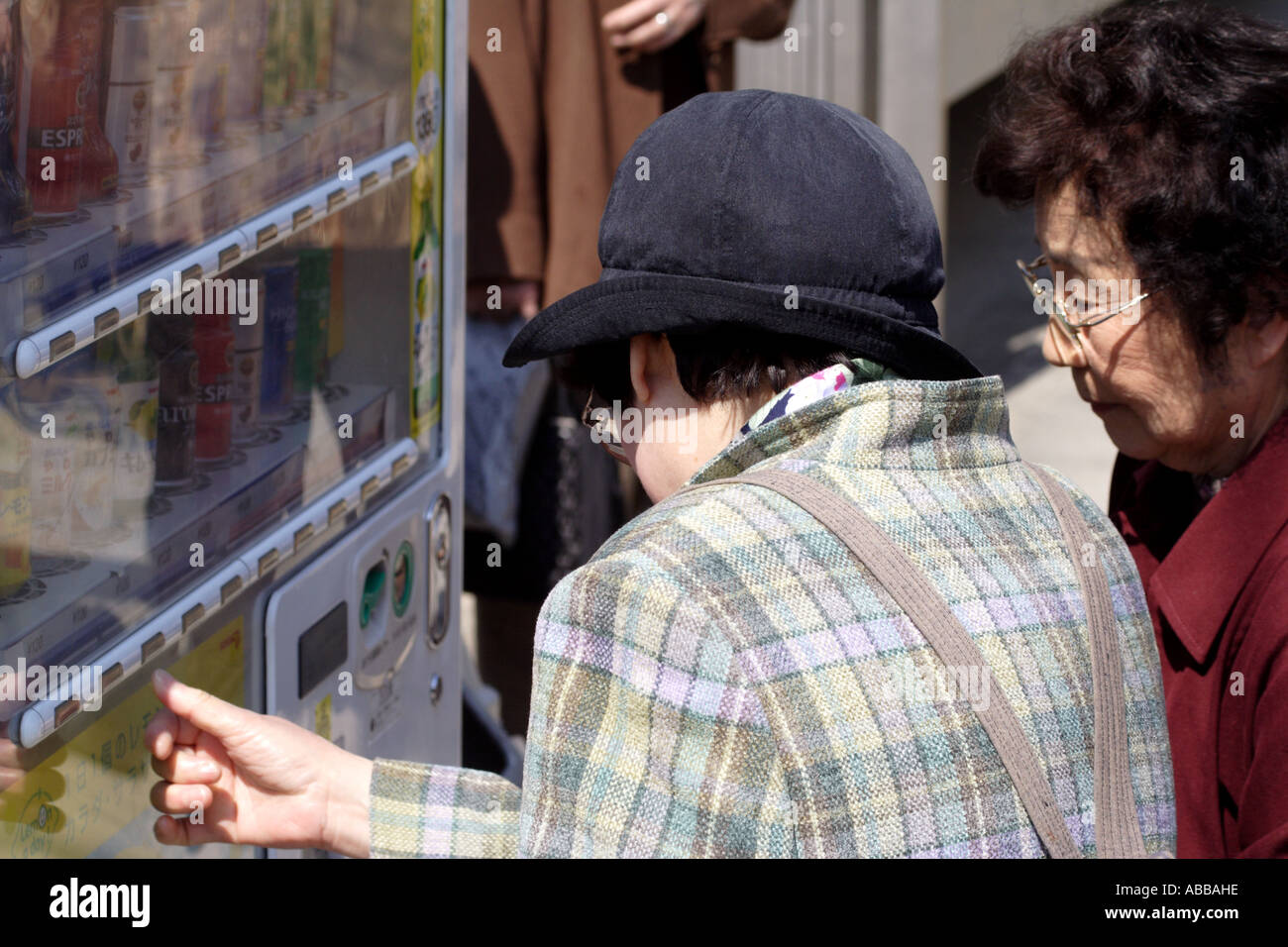 Ältere Frauen mit einem Automaten, Kyoto, Japan Stockfoto