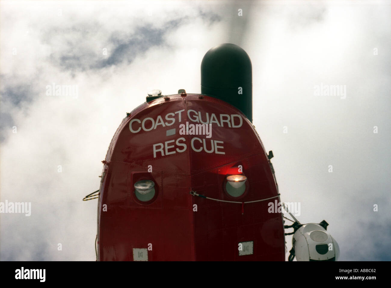 Küstenwache Rettungshubschrauber von unten gesehen Stockfoto