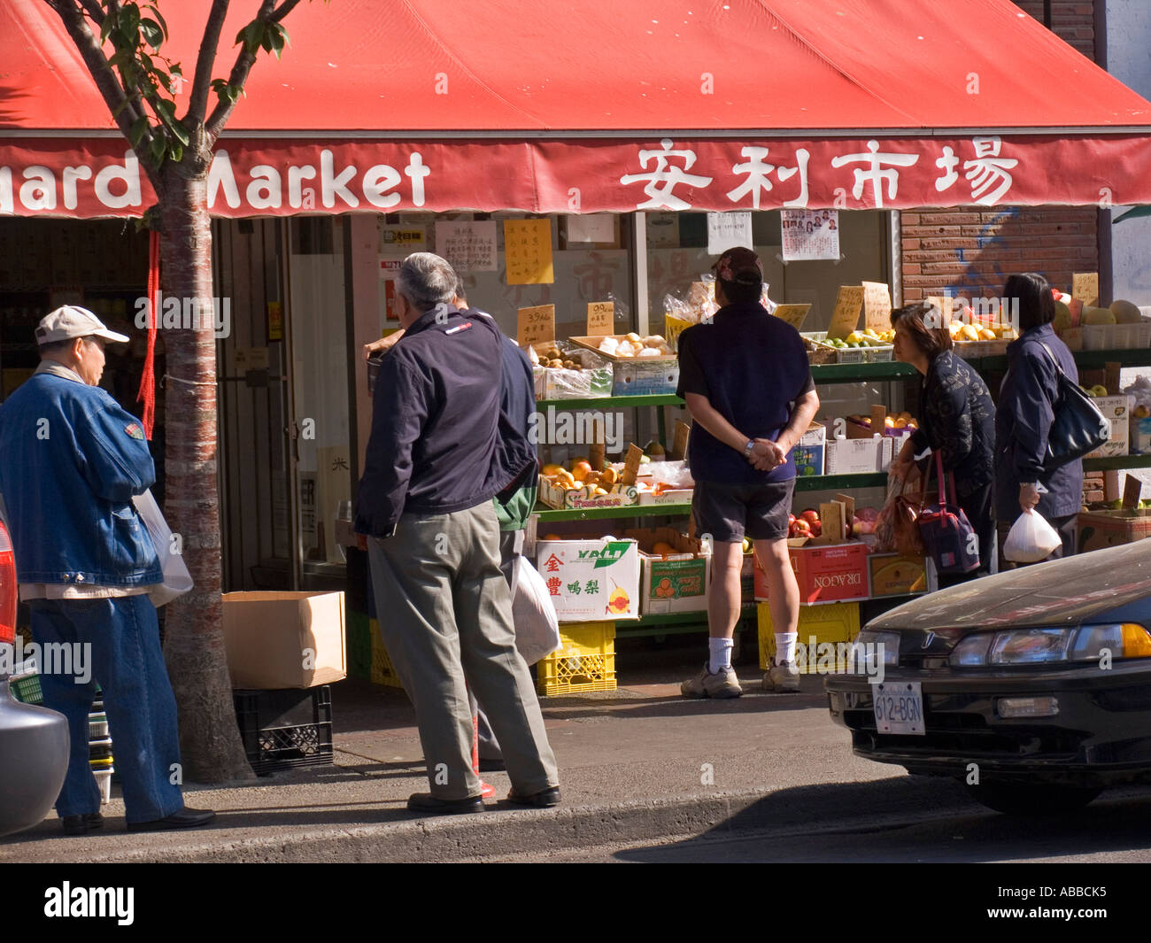 Menschen am chinesischen Markt in Chinatown Victoria BC Kanada Stockfoto