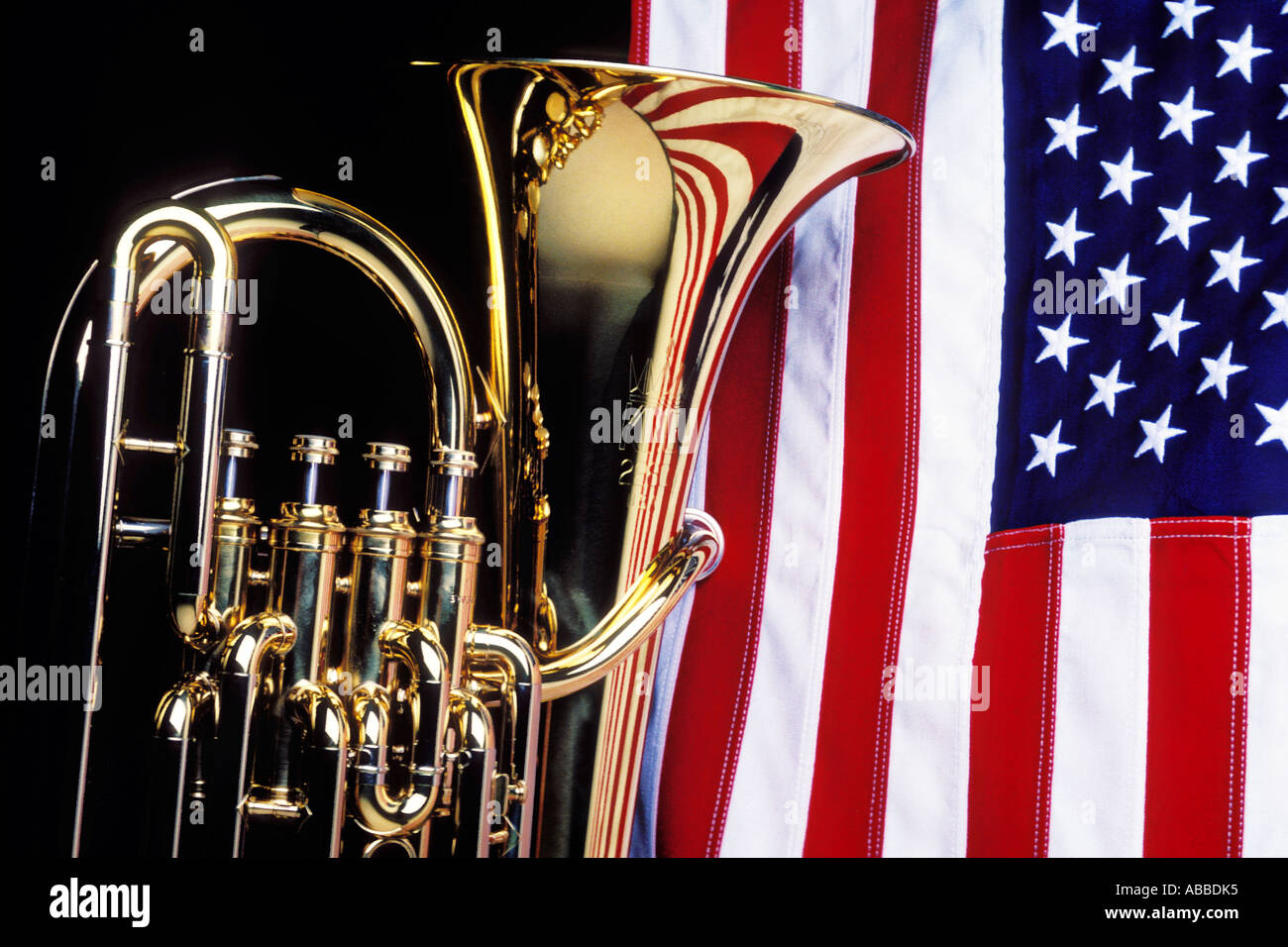 Tuba und amerikanische Flagge Stockfoto