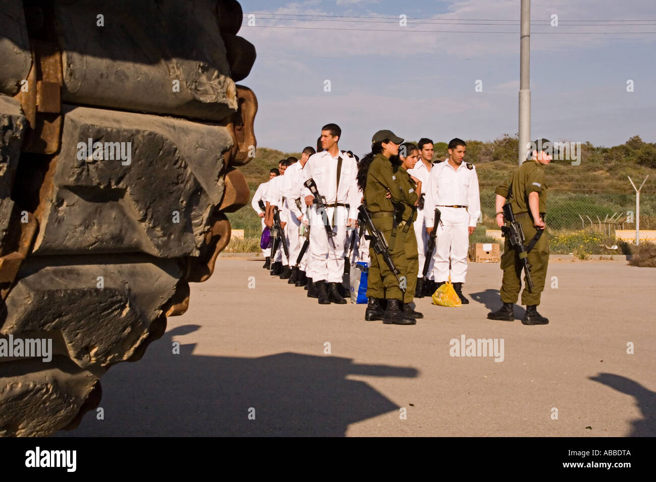 Stock Foto von israelischen Grundausbildung Militärkadetten aufgereiht mit Paton M48 Panzerkette im Vordergrund Stockfoto