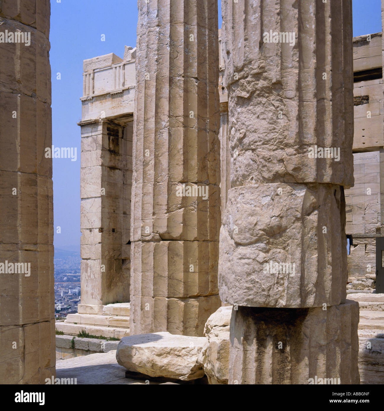 Detail der klassischen dorischen Säulen der Propylaca und deren Erosion auf der Akropolis Athen Griechenland Stockfoto