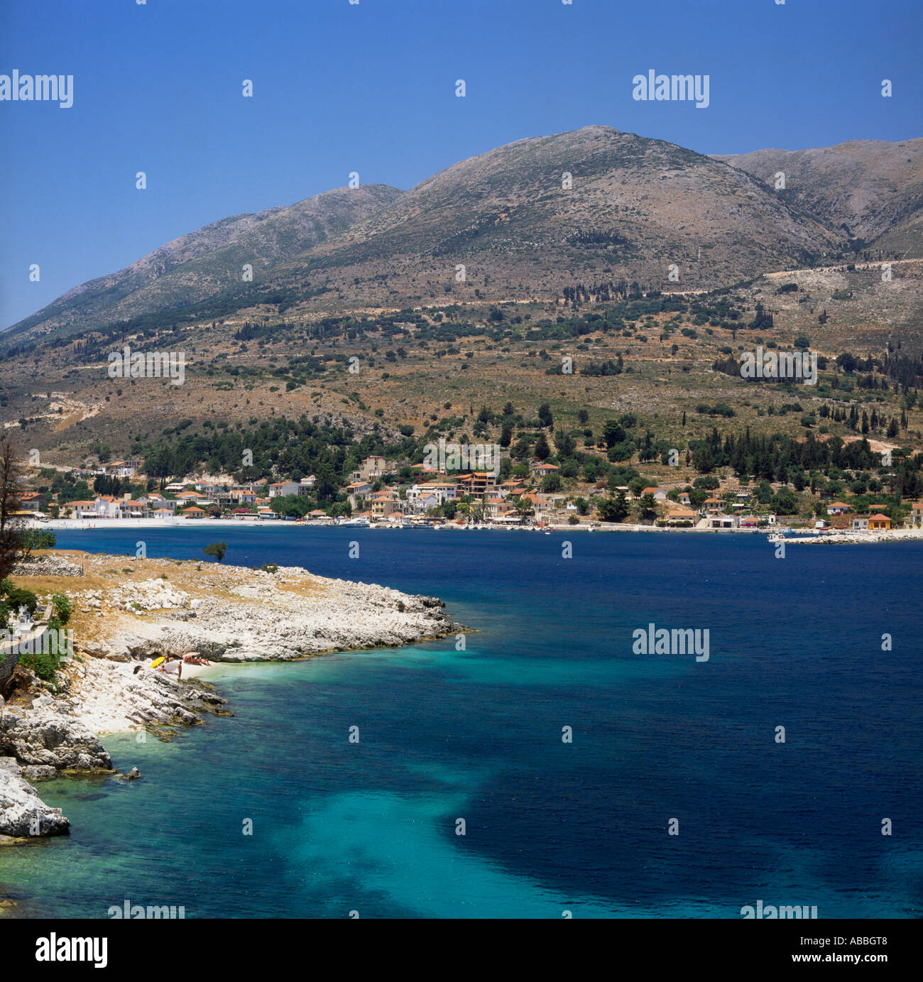 Idyllische Szene von einem Strand und sonnigen blauen Himmel in der Nähe von Agia Efimia Kephallonia die Ionischen Inseln griechische Inseln Griechenlands Stockfoto