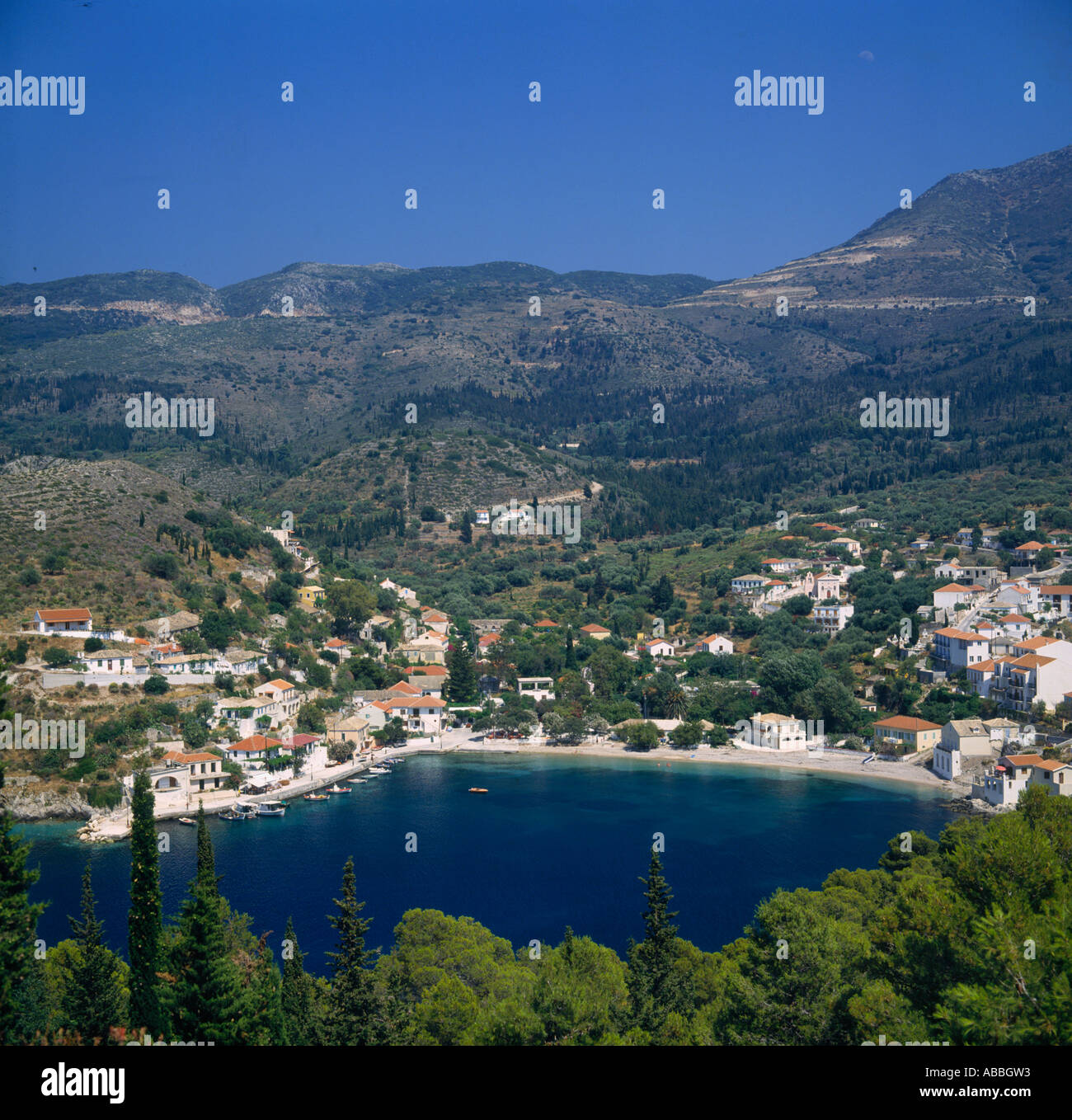 Eine Luftaufnahme der Bucht und Hafen mit Booten vertäut am Kai Assos Kephallonia Insel der griechischen Inseln Griechenland Stockfoto