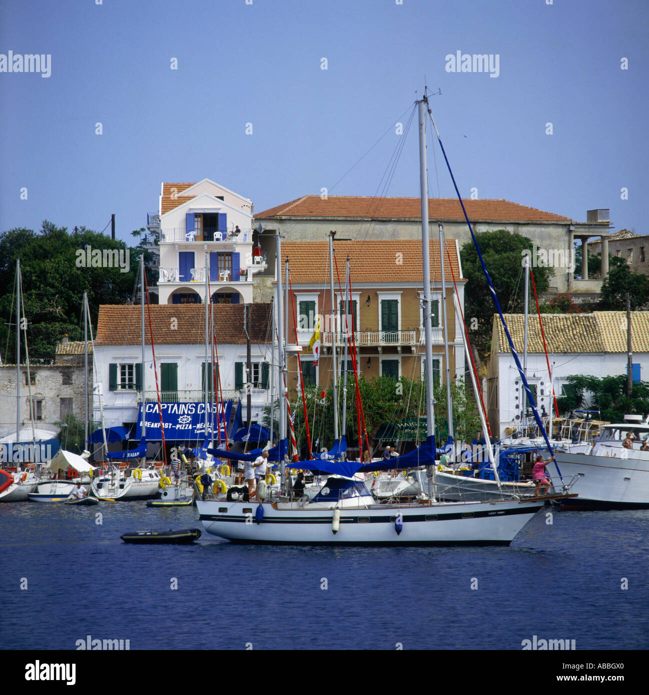 Kapitäns Kabine und Hafen Seite Café mit Yacht und crew an Bord vor Fiscardo Kephallonia Insel griechische Inseln Griechenland Stockfoto