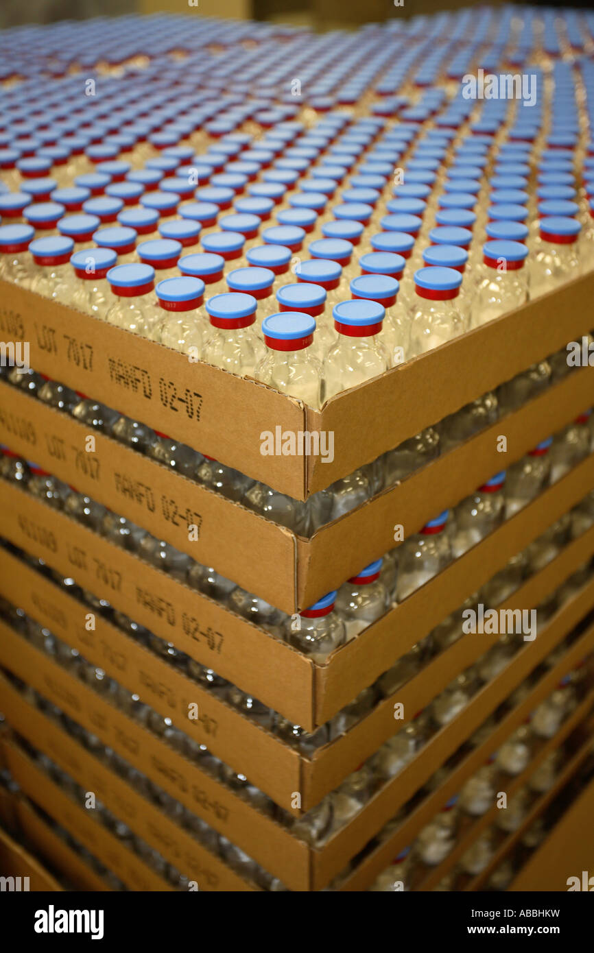 Massenproduktion von Ampullen in einer Fabrik Montagelinie Stockfoto