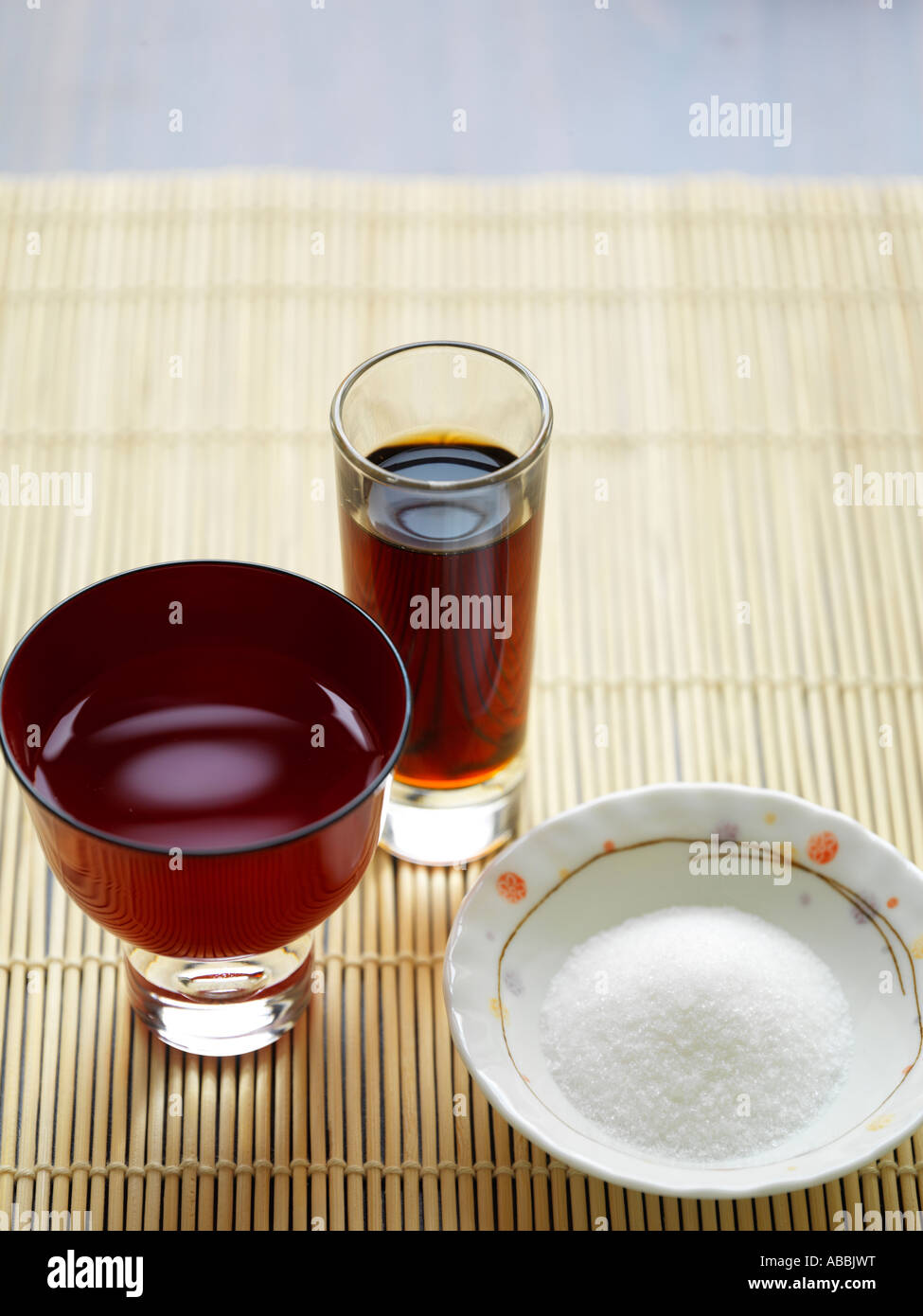 Japanische Sosse Aus Sojasoße Sake Und Zucker Rätsel Drei sake schalen -Fotos und -Bildmaterial in hoher Auflösung – Alamy