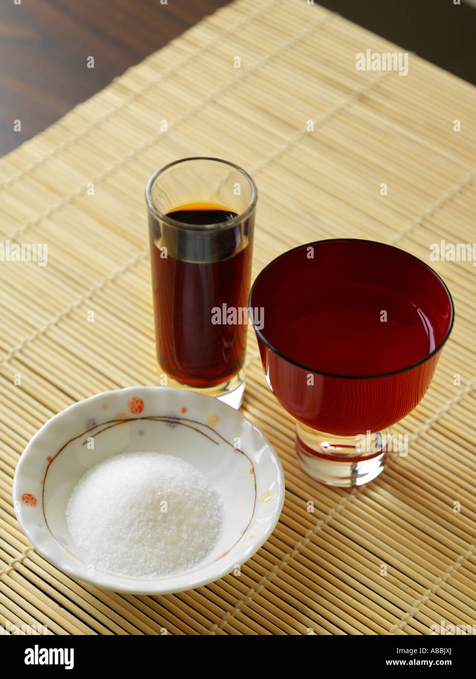 Japanische Sosse Aus Sojasoße Sake Und Zucker Rätsel Drei sake schalen -Fotos und -Bildmaterial in hoher Auflösung – Alamy