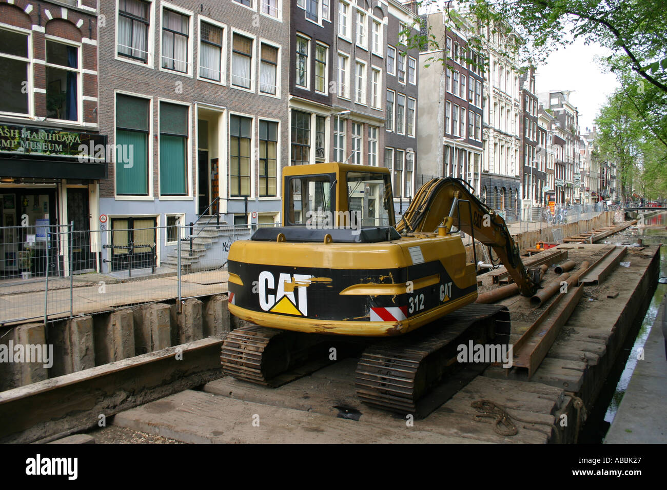 Bauarbeiten in einem Kanal Amsterdam Niederlande Stockfoto