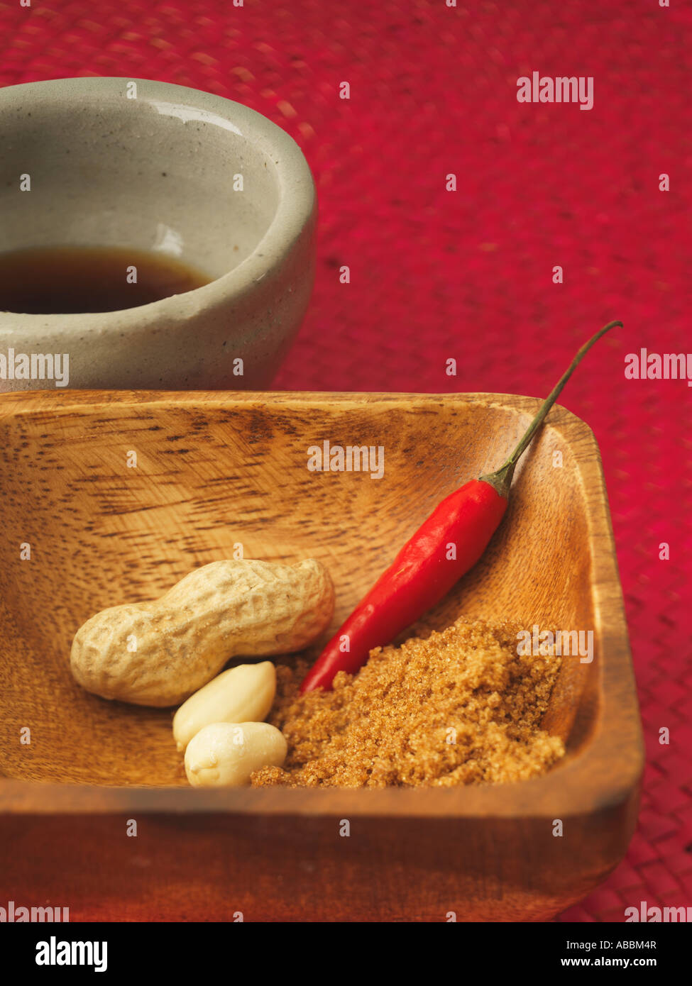 Indonesische Geschmack Zutaten: Erdnüsse, Chile, brauner Zucker, Sojasauce Stockfoto