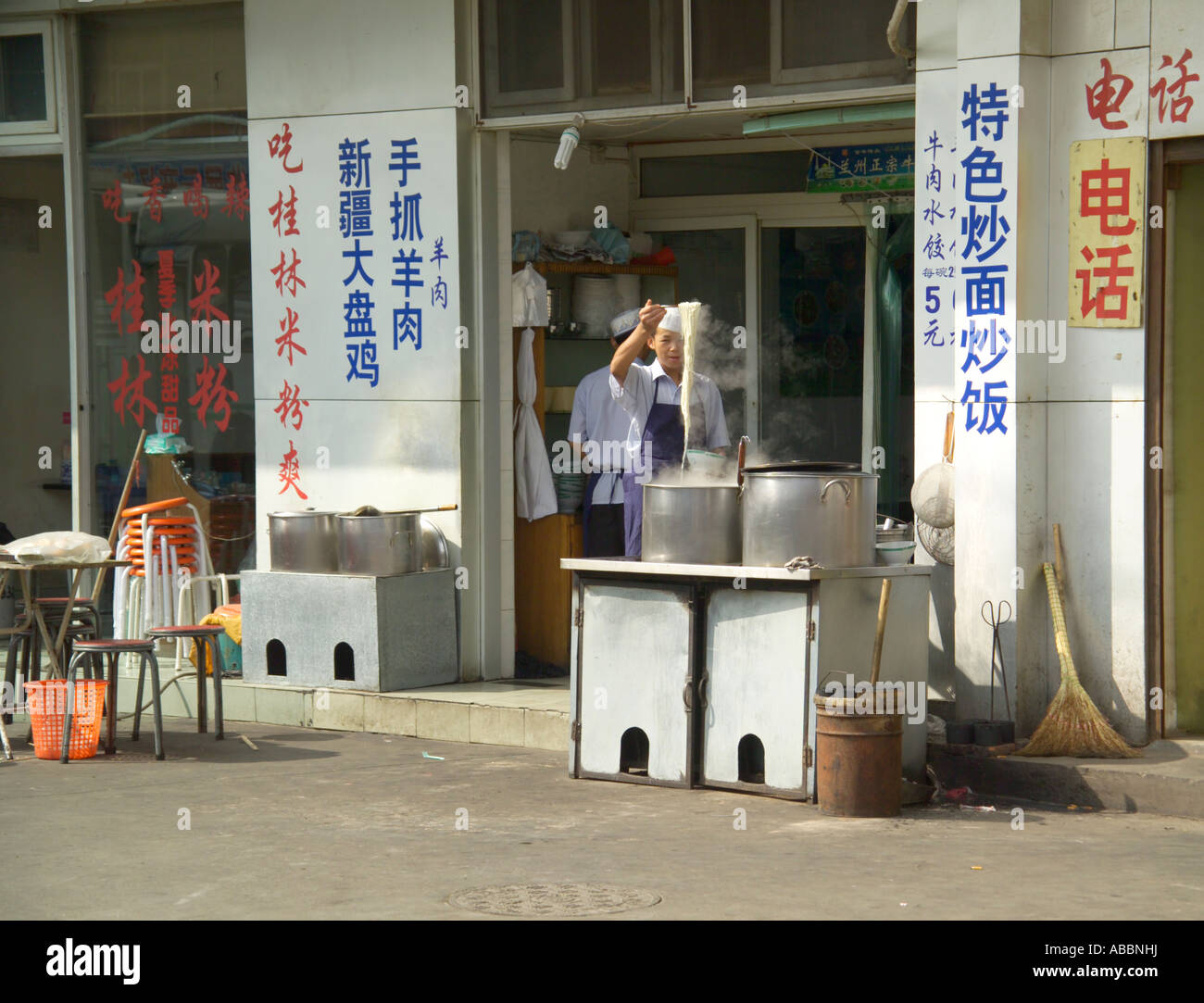 Chinesische Speisen an Straßenecke Stockfoto