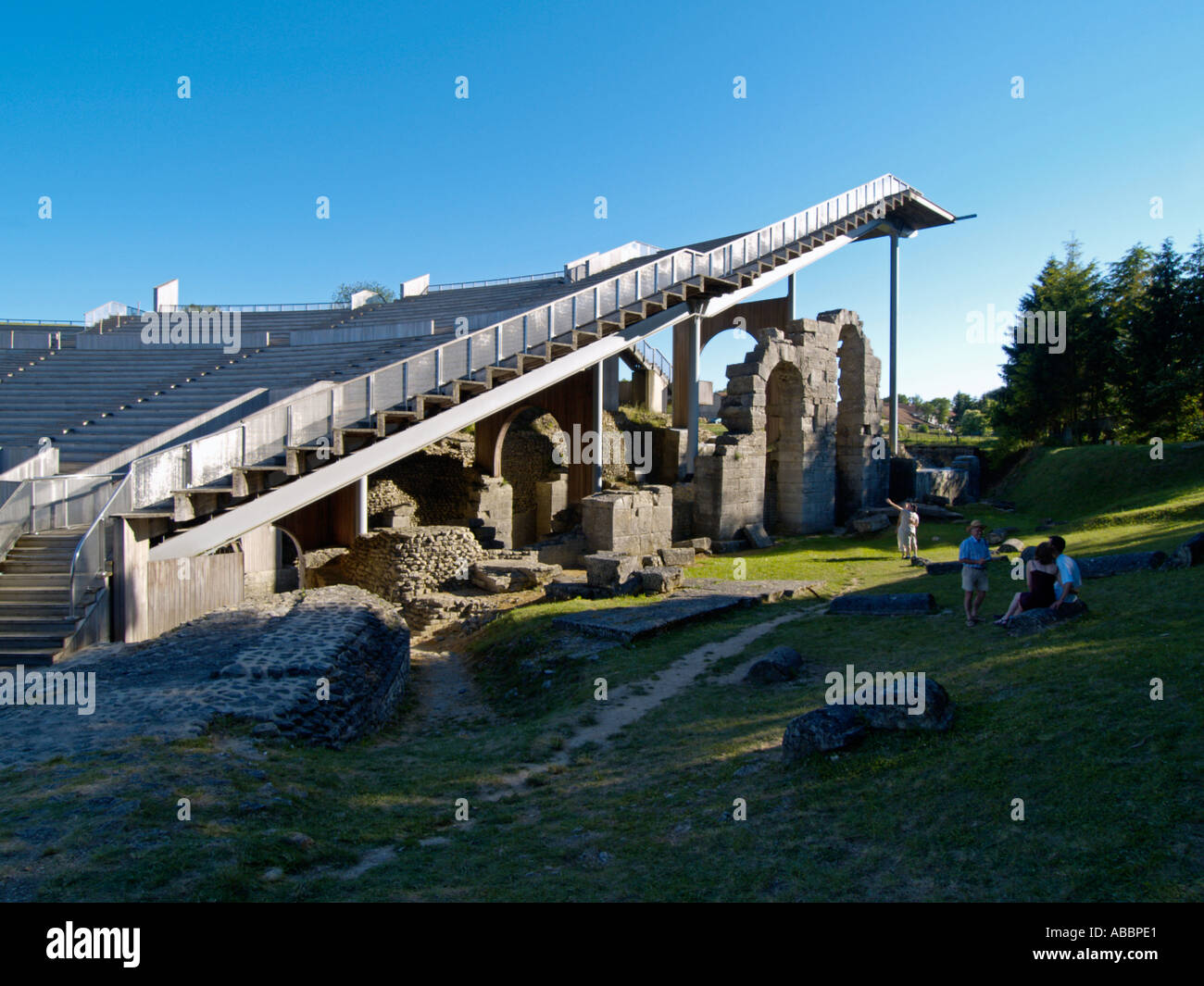 Die historische römische Amphitheater in Grand France im letzten Sommerlicht Stockfoto