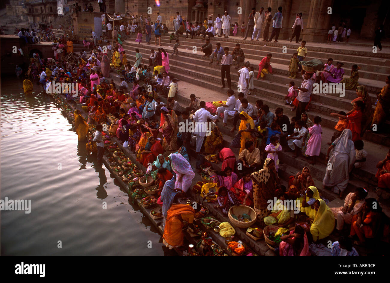 Menge von Menschen, die Pooja Gebete zu den heiligen Fluss Ganges Stockfoto