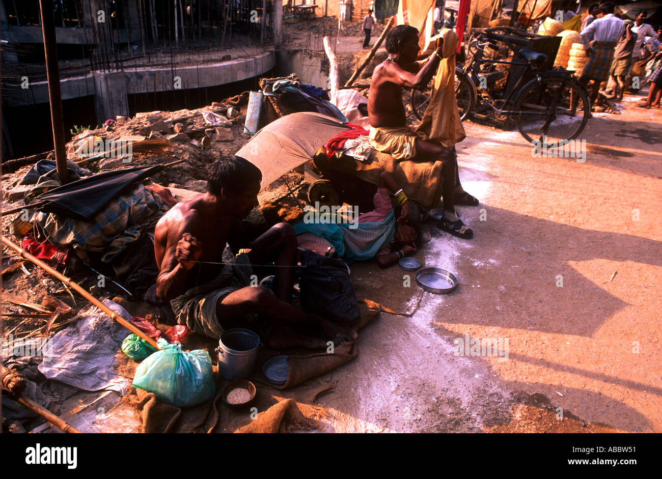 CMP70387 Menschen in der Nähe von den heiligen Fluss Ganges in der ältesten indischen Stadt von Indien Banaras jetzt Varanasi Uttar Pradesh, Indien Stockfoto