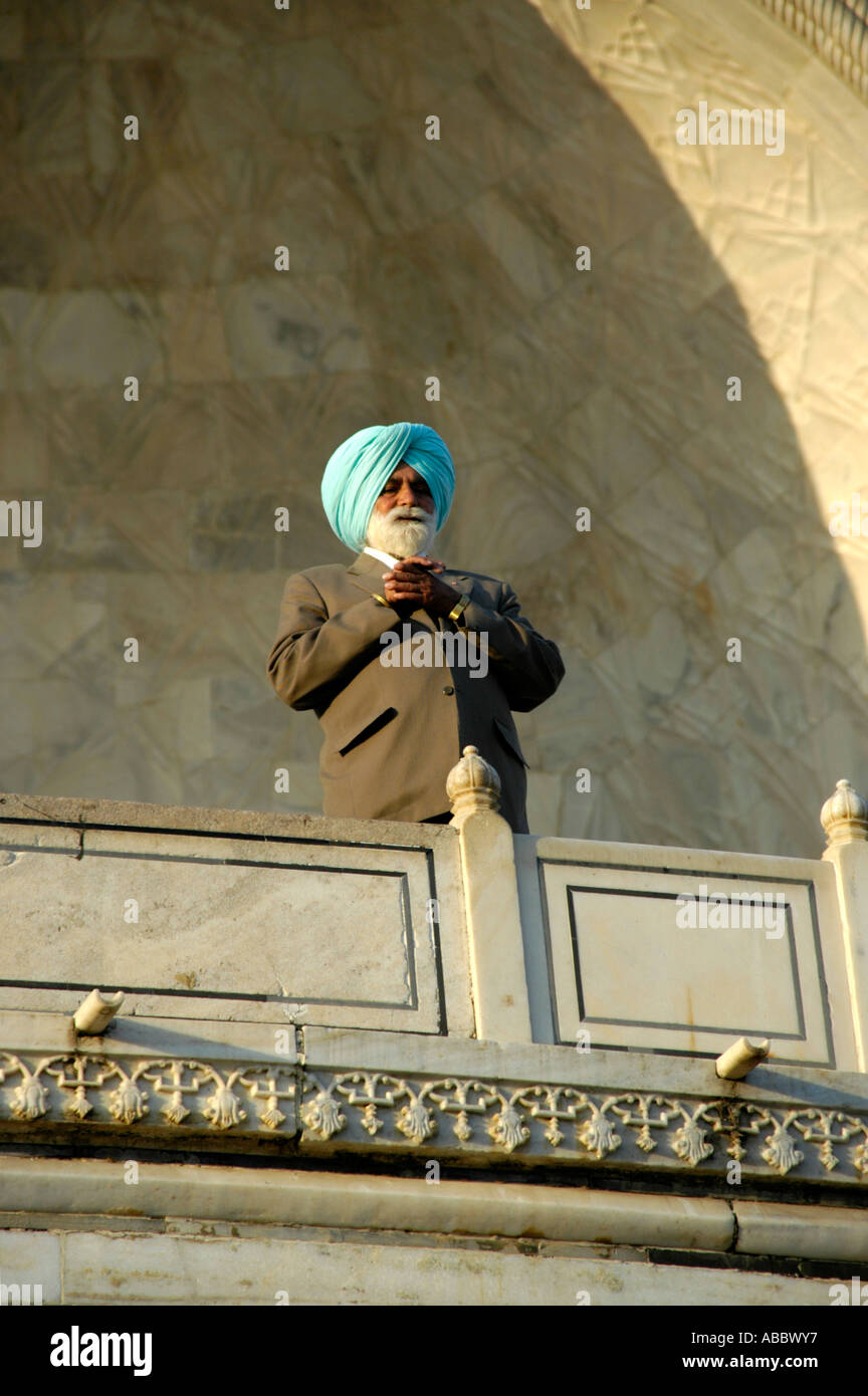 Sikh Mann trägt ein Turquise Turban steht auf einem Balkon Taj Mahal Agra Uttar Pradesh, Indien Stockfoto