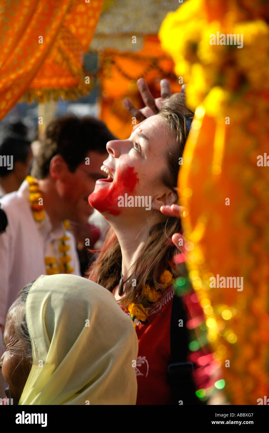 Westlichen Fräulein mit roter Farbe im Gesicht ist Lachen und feiern auf der Straße Jaipur Holi Festival Rajasthan Indien Stockfoto