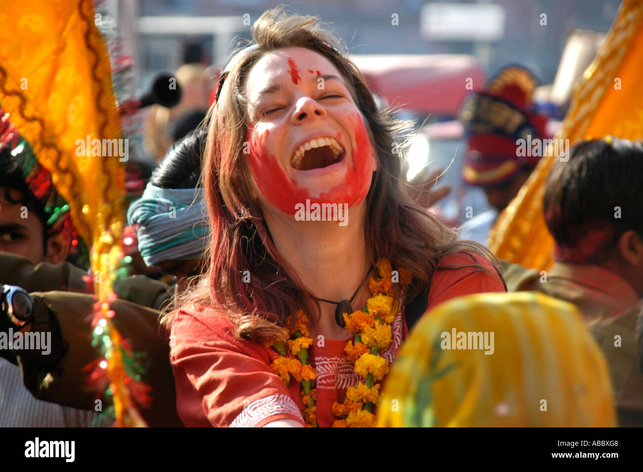 Westlichen Fräulein mit roter Farbe im Gesicht ist laut lachen und feiern auf der Straße Jaipur-Holi-Fest Stockfoto