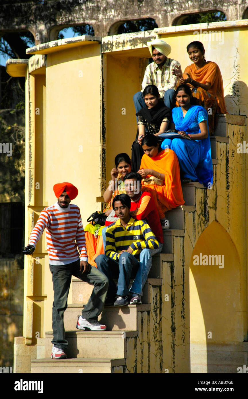 Gruppe von indischen Touristen Pose auf Treppen Observatorium Jantar Mantar Jaipur Rajasthan Indien Stockfoto
