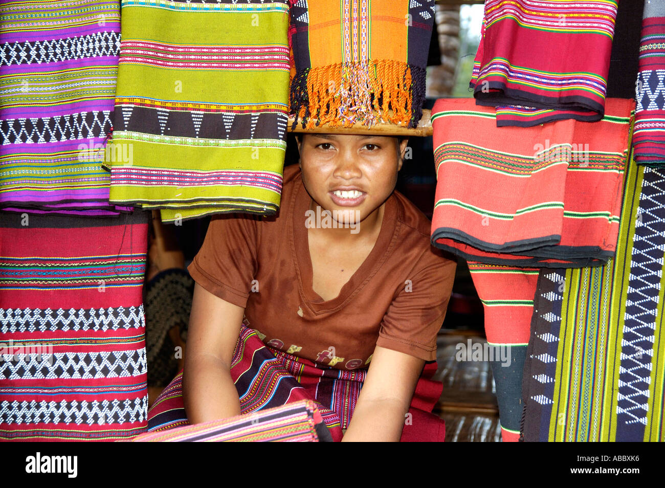 Frau des Stammes Katou durchsucht handgewebten bunten Stoff Bolaven-Plateau in der Nähe von Pakse, Laos Stockfoto